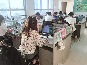 学天教育_温州分校_工作中的员工