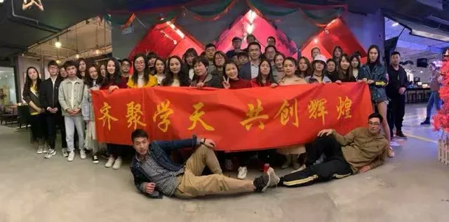 学天教育_杭州发展电销中心_团建合影